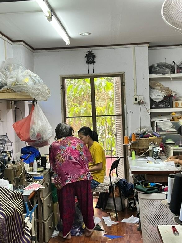 ย่าทำงานคู่กับคนรุ่นหลังในห้องเย็บผ้า