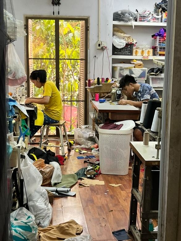 ช่างสองคนประจำจักรเย็บผ้าในบ้าน