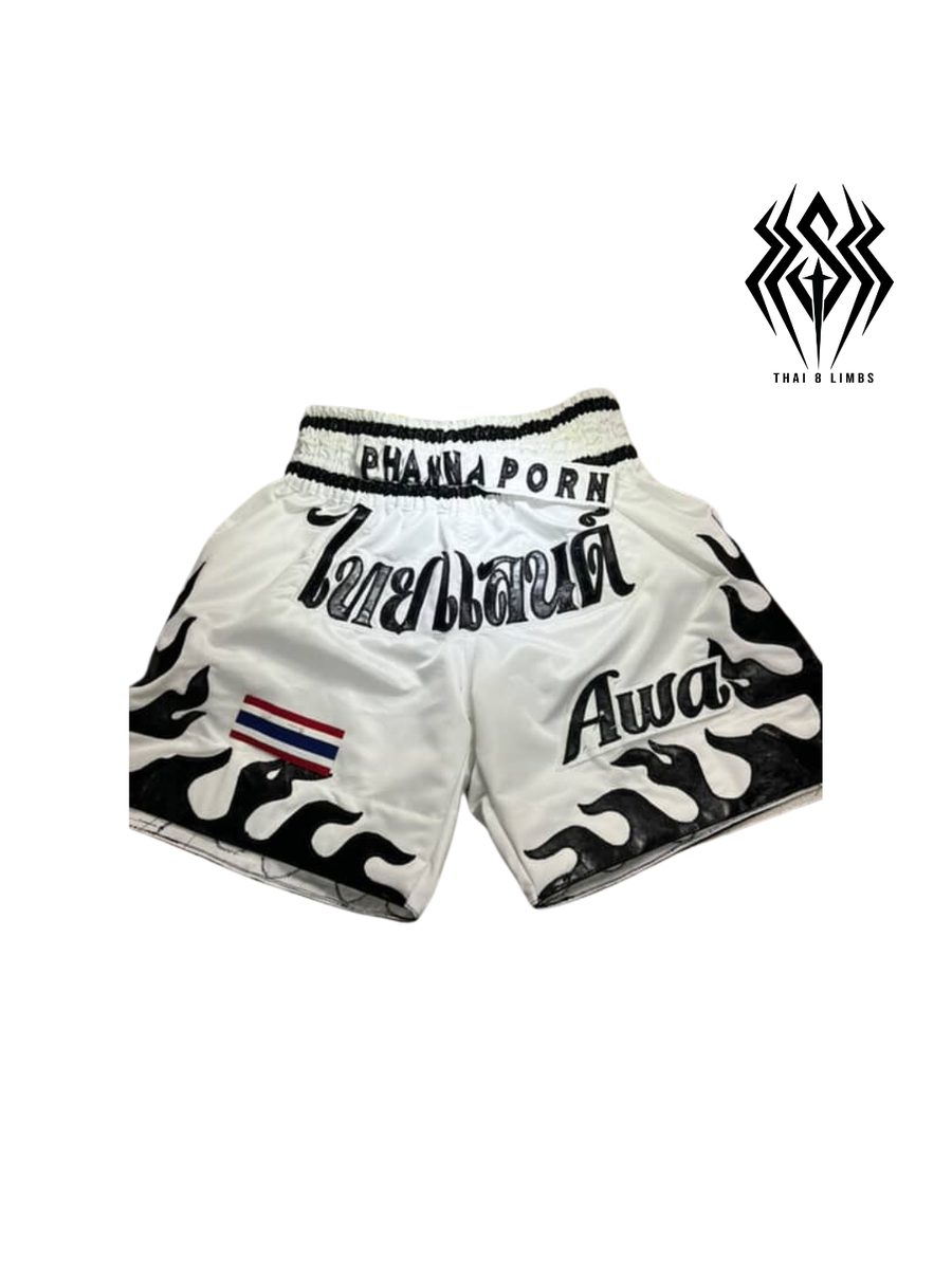 กางเกงมวยไทยสั่งตัด สีขาว ปักชื่อ PHANNAPORN และคำว่า ไทยแลนด์ ลายเปลวไฟ ติดธงชาติไทย