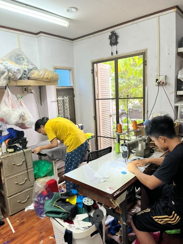 ห้องทำงานตัดเย็บ รีดผ้าและเย็บในบ้านหลังเดียว